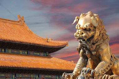 Yasak Şehir bronz bir Çinli ejderha heykeli. Beijing, Çin