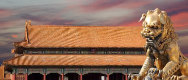 Yasak Şehir bronz bir Çinli ejderha heykeli. Beijing, Çin