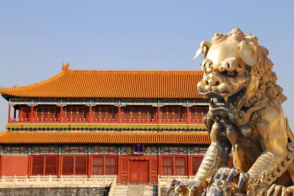 Bronze chinesische Drachenstatue in der verbotenen Stadt. Peking, China — Stockfoto