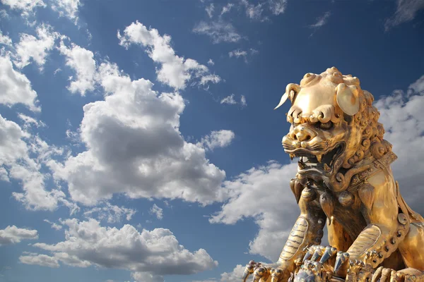 Bronze Chinese dragon statue in the Forbidden City. Beijing, China — Stock Photo, Image