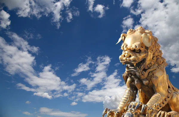 Bronz kínai sárkány szobor a tiltott város. Beijing, Kína — Stock Fotó