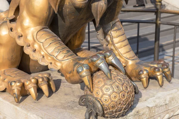 Statue de dragon chinois en bronze dans la Cité Interdite. Pékin, Chine — Photo