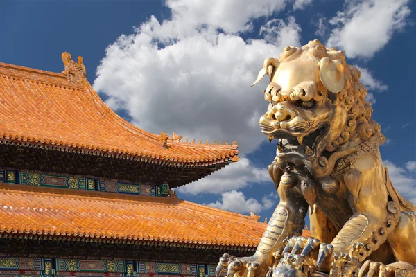 Bronze chinesische Drachenstatue in der verbotenen Stadt. Peking, China — Stockfoto