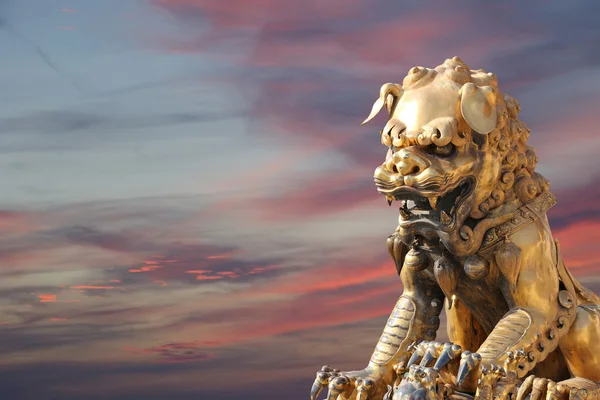 Χάλκινο κινέζικο δράκο άγαλμα στην απαγορευμένη πόλη. Πεκίνο, Κίνα — Φωτογραφία Αρχείου
