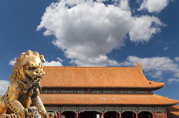 在紫禁城里的青铜龙雕像。北京中国 — 图库照片