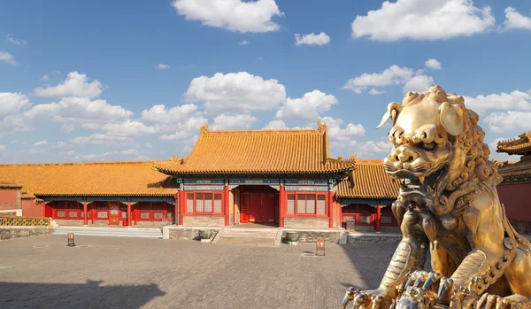 Brązowy Chiński Smok statua w Zakazanym mieście. Beijing, Chiny — Zdjęcie stockowe