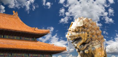 Yasak Şehir bronz bir Çinli ejderha heykeli. Beijing, Çin