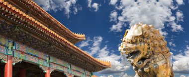 Yasak Şehir bronz bir Çinli ejderha heykeli. Beijing, Çin