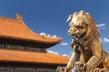 Yasak Şehir bronz bir Çinli ejderha heykeli. Beijing, Çin