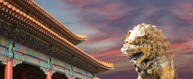Yasak Şehir bronz bir Çinli ejderha heykeli. Beijing, Çin