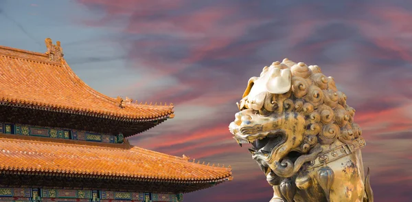Yasak Şehir bronz bir Çinli ejderha heykeli. Beijing, Çin