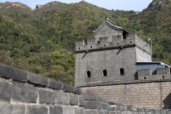 Utsikt över en av de mest natursköna delarna av den kinesiska muren, norr om Peking — Stockfoto