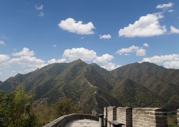 बीजिंग के उत्तर में चीन की महान दीवार के सबसे सुंदर वर्गों में से एक का दृश्य — स्टॉक फ़ोटो, इमेज