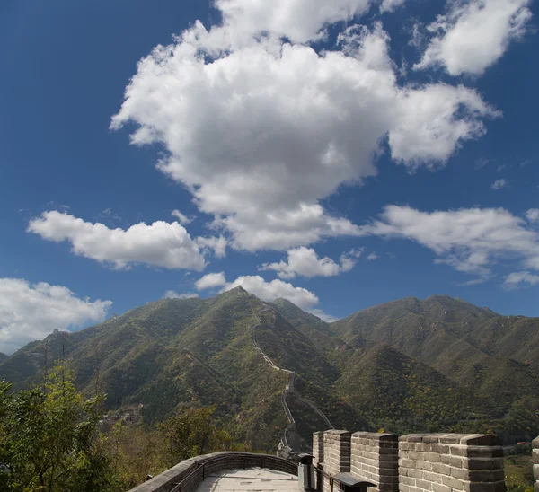 Vista de uma das seções mais cênicas da Grande Muralha da China, ao norte de Pequim — Fotografia de Stock