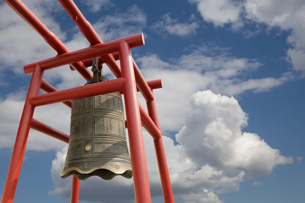 Большой буддийский колокол на фоне неба — стоковое фото