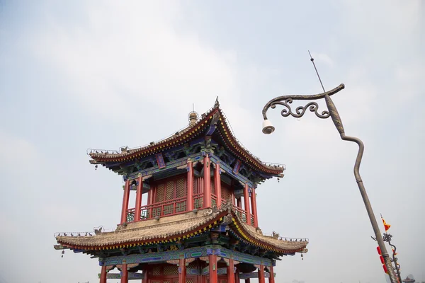 Befestigungsanlagen von xian (sian, xi 'an), einer antiken Hauptstadt Chinas, stellen eine der ältesten und am besten erhaltenen chinesischen Stadtmauern dar — Stockfoto