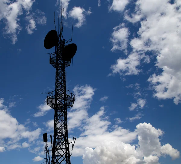 Trasmettitore di comunicazione sullo sfondo di un cielo — Foto Stock