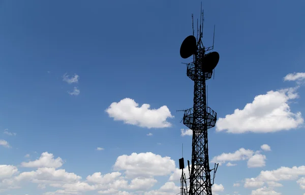 Trasmettitore di comunicazione sullo sfondo di un cielo — Foto Stock