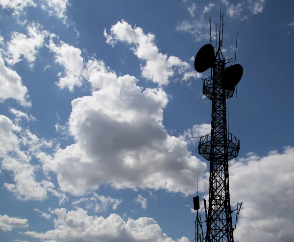Trasmettitore di comunicazione sullo sfondo di un cielo — Foto Stock
