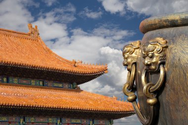 yasak şehir görüntüsü Çince ejderha heykeli ile yangın söndürmek için büyük bronz kase. Beijing, Çin