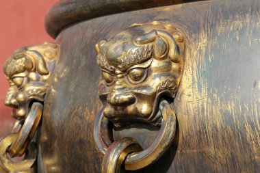 yasak şehir görüntüsü Çince ejderha heykeli ile yangın söndürmek için büyük bronz kase. Beijing, Çin