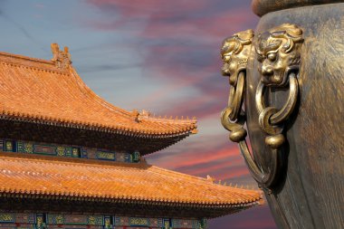 yasak şehir görüntüsü Çince ejderha heykeli ile yangın söndürmek için büyük bronz kase. Beijing, Çin