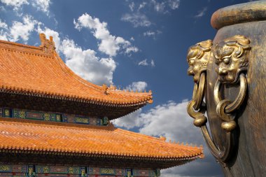 yasak şehir görüntüsü Çince ejderha heykeli ile yangın söndürmek için büyük bronz kase. Beijing, Çin
