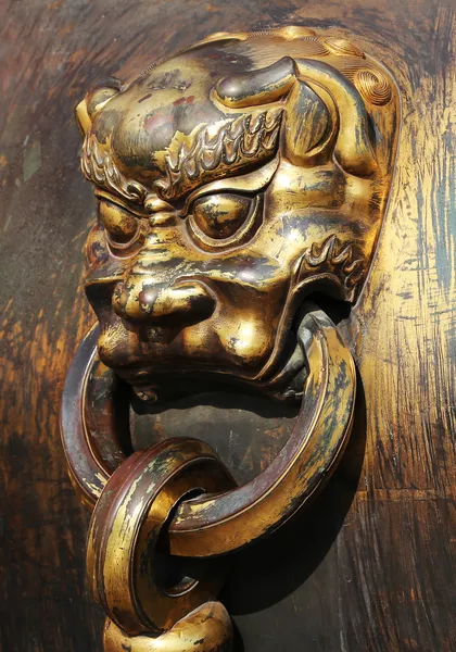 Large bronze bowl to extinguish fire with image Chinese dragon statue in the Forbidden City. Beijing, China — Stock Photo, Image