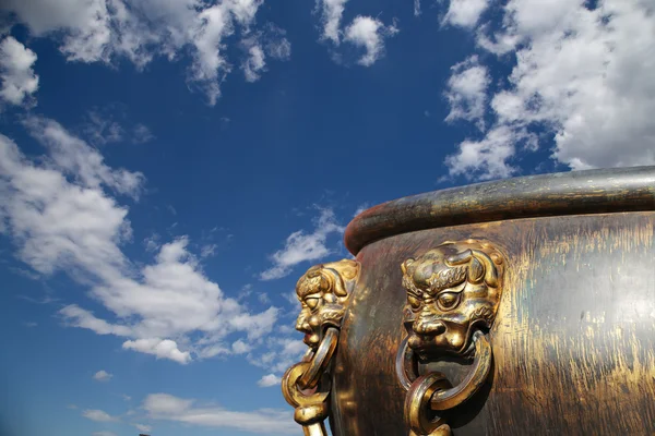 Yasak şehir görüntüsü Çince ejderha heykeli ile yangın söndürmek için büyük bronz kase. Beijing, Çin — Stok fotoğraf