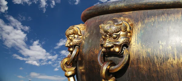 Grande ciotola di bronzo per spegnere il fuoco con l'immagine statua del drago cinese nella Città Proibita. Pechino, Cina — Foto Stock