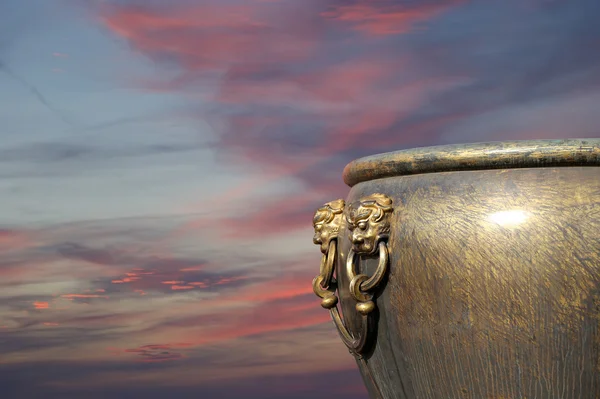 Große Bronzeschale zum Löschen des Feuers mit Bild der chinesischen Drachenstatue in der verbotenen Stadt. Peking, China — Stockfoto