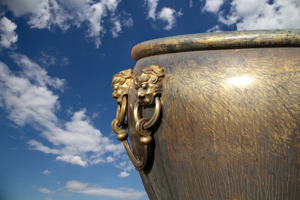 青铜大碗里，与图像中国龙雕像在紫禁城灭火。北京中国 — 图库照片