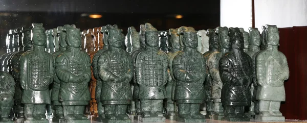 Estatuas del ejército de terracota en un puesto de mercado en venta, Xian (Sian), China —  Fotos de Stock