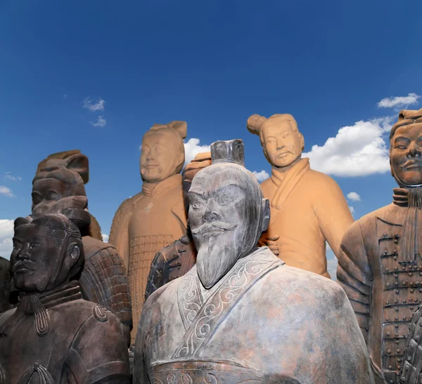 Terracotta army statues at a market stall for sale, Xian (Sian), China — Stock Photo, Image