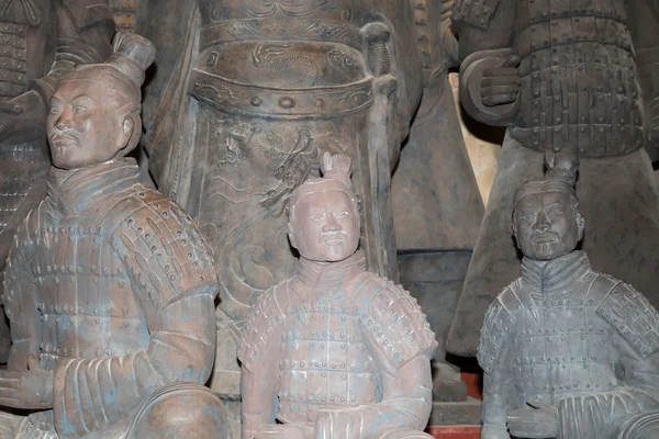 Terakotová armáda sochy na stánku v tržnici na prodej, xian (sian), Čína — Stock fotografie