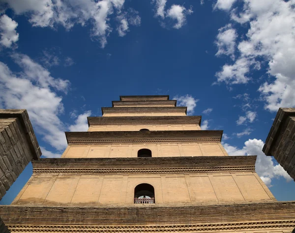 巨型大雁塔 (大雁塔)，是一座佛教宝塔，位于南部西安 (西安，西安) — 图库照片