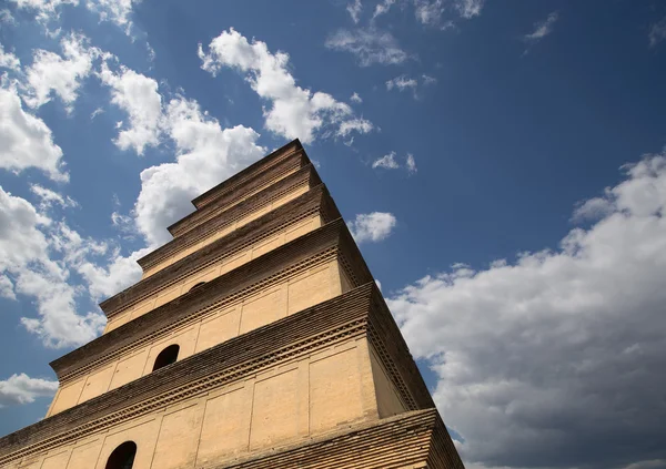 巨大な雁塔 （大雁塔） は南部の西安市 （シアン、西安にある仏教の仏塔) — ストック写真