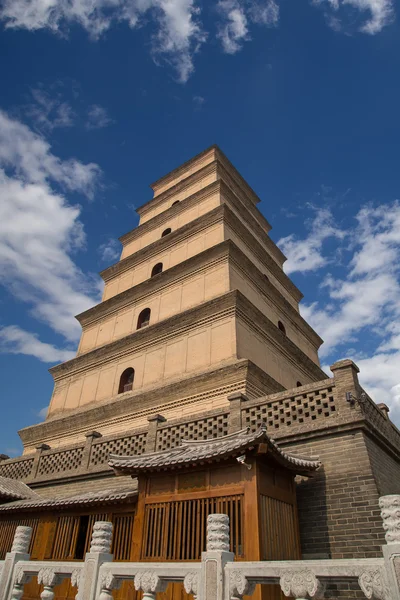 Pagoda gigante del ganso salvaje (Big Wild Goose Pagoda), es una pagoda budista ubicada en el sur de Xian (Sian, Xi 'an ) — Foto de Stock