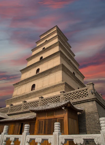 Jätte wild goose pagoda (stora wild goose pagoda), är en buddhistisk pagod i södra xian (sian, xi'an) — Stockfoto