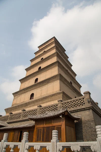 Pagode de Ganso Selvagem Gigante (Big Wild Goose Pagoda), é um pagode budista localizado no sul de Xian (Sian, Xi 'an ) — Fotografia de Stock