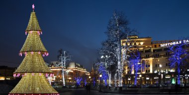 Moskova, Rusya, gece Noel ve yeni yıl tatilleri için ışıklı Noel ağacı