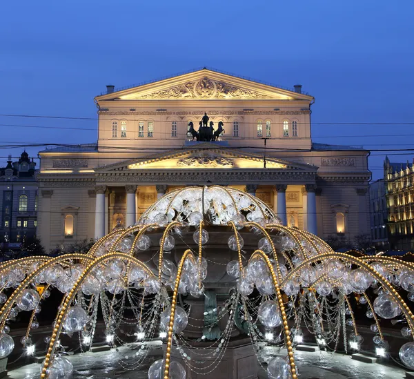 Fontana elettrica di notte, illuminata durante il Natale vicino al Teatro Bolshoi (Grande, Grande o Grande Teatro, scritto anche Bolshoy), Mosca, Russia — Foto Stock