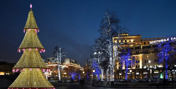 Christmas tree illuminated to Christmas and New Year holidays at night in Moscow, Russia — Stock Photo, Image