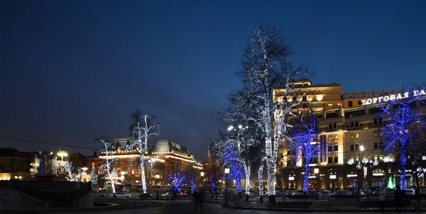 Bomen verlicht voor Kerstmis en Nieuwjaar vakantie bij nacht in Moskou, Rusland — Stockfoto