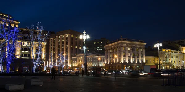 Träd belysta till jul och nyår semester på natten i Moskva, Ryssland — Stockfoto
