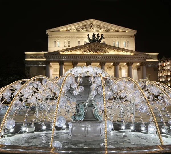 Fonte elétrica à noite, iluminada durante o Natal perto do Teatro Bolshoi (Grande, Grande ou Grande Teatro, também soletrado Bolshoy), Moscou, Rússia — Fotografia de Stock