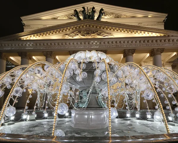 Sähkösuihkulähde yöllä, valaistu joulun aikana lähellä Bolshoi teatteri (Suuri, Suuri tai Grand Theatre, myös kirjoitettu Bolshoy), Moskova, Venäjä — kuvapankkivalokuva