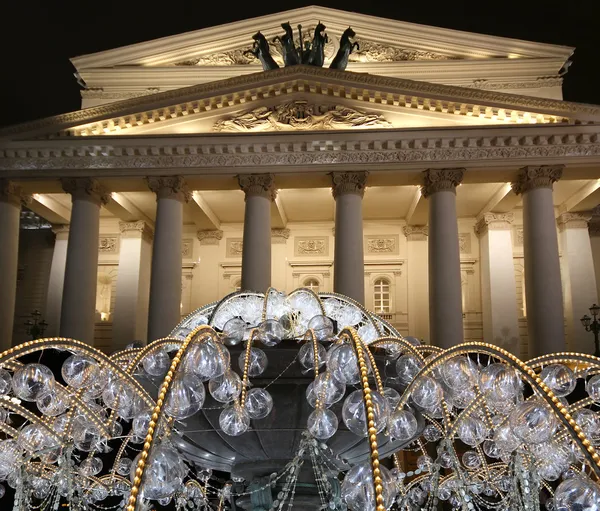 Fontana elettrica di notte, illuminata durante il Natale vicino al Teatro Bolshoi (Grande, Grande o Grande Teatro, scritto anche Bolshoy), Mosca, Russia — Foto Stock