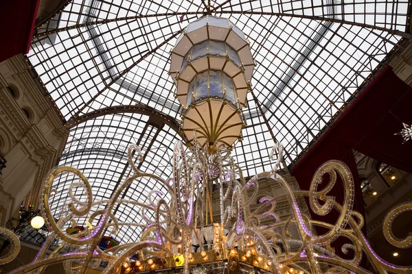 Interior of the Main Universal Store (GUM) on the Red Square in Moscow, Russia--- mall celebrates 120th aniversary in 2013. Inside view of the impressive structure and finish applied to the building — Stock Photo, Image