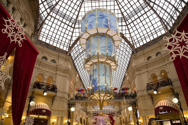 Interior of the Main Universal Store (GUM) on the Red Square in Moscow, Russia--- mall celebrates 120th aniversary in 2013. Inside view of the impressive structure and finish applied to the building — Stock Photo, Image